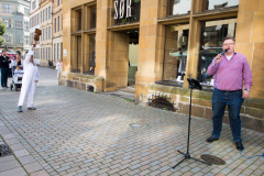 Straßensänger Jan Böske, Alter Markt Bielefeld, Violinistin Susanne Schulz ist im rahmen der diagonal-Veranstaltung als Walk-Act unterwegs